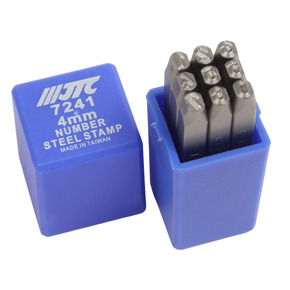 JTC-7241 - Клейма цифровые 4мм (HRC 60+-2град. DIN 1451) JTC - Клейма цифровые
Технические характеристики:

Тип: цифровые
Размер: 4мм
Твердость: 60±2HRC
Посадочный квадрат: 1/4″
Длина С: 60,5мм
Материал: хромованадиевая сталь
Количество: 9 ме